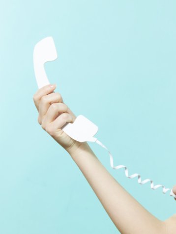 Tenir un téléphone. | Photo : Getty Images