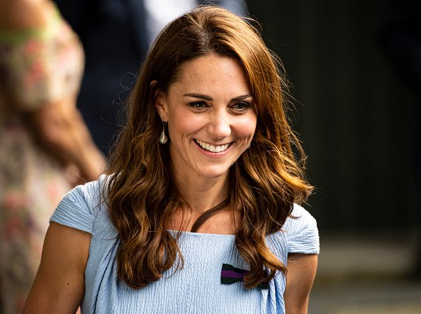 La duchesse de Cambridge quitte le court central après la remise du trophée après la victoire de Novak Djokovic de la Serbie sur Roger Federer de la Suisse lors de la 13e journée des Championnats. | Photo : Getty Image