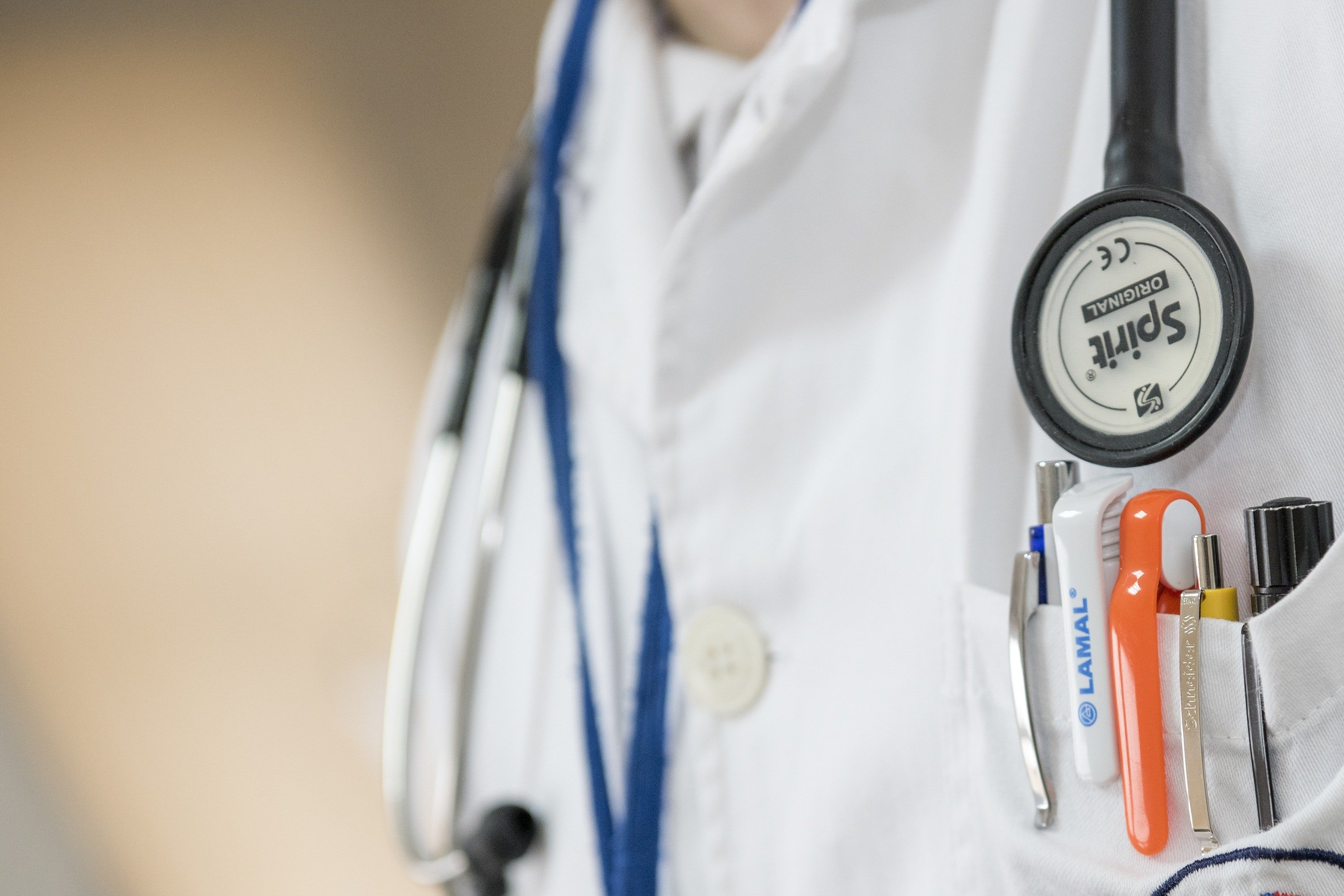 Close-up shot of a doctor. | Source: Pexels