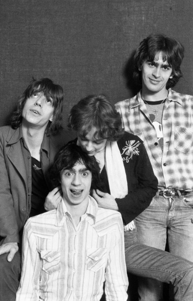 Le groupe musical Téléphone pose dans une baignoire avec de gauche à droite Jean-Louis Aubert, Louis Bertignac, Corine Marienneau et Richard Kolinka en janvier 1978 à Paris. | Photo : Getty Images