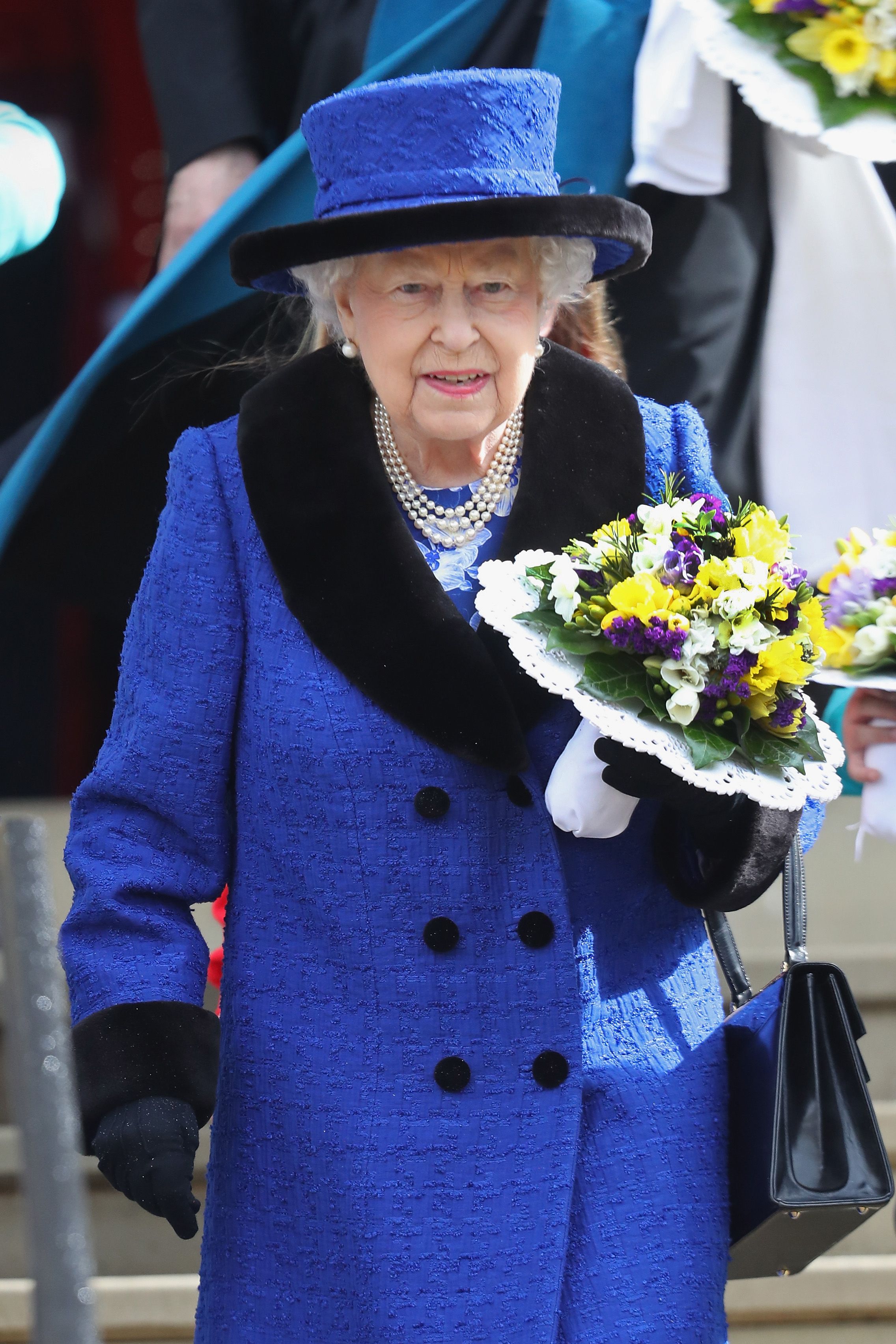 Reina Elizabeth II con ramo de flores en marzo de 2018 en Windsor, Inglaterra. | Foto: Getty Images