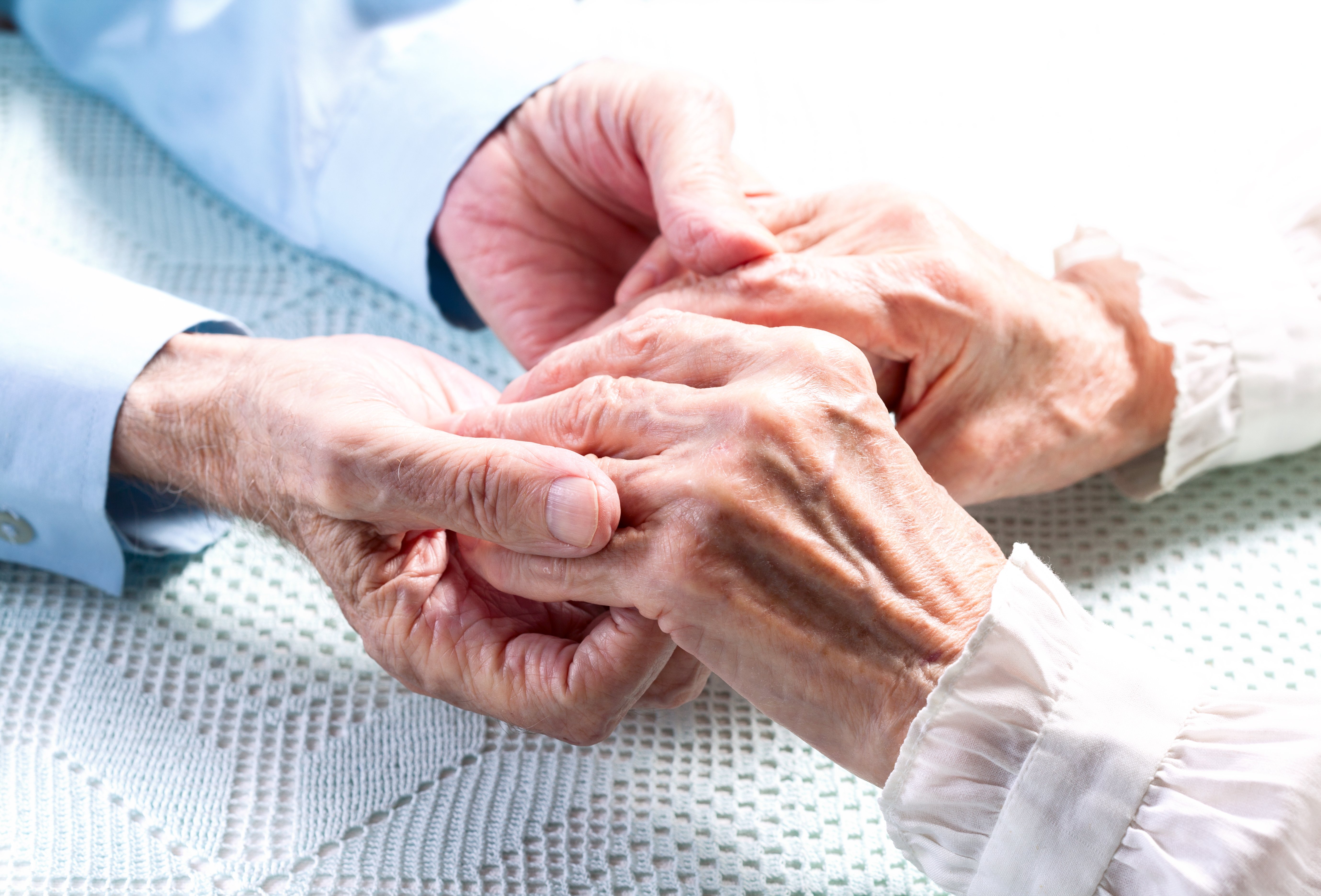 Senior couple holding hands. | Photo: Shutterstock