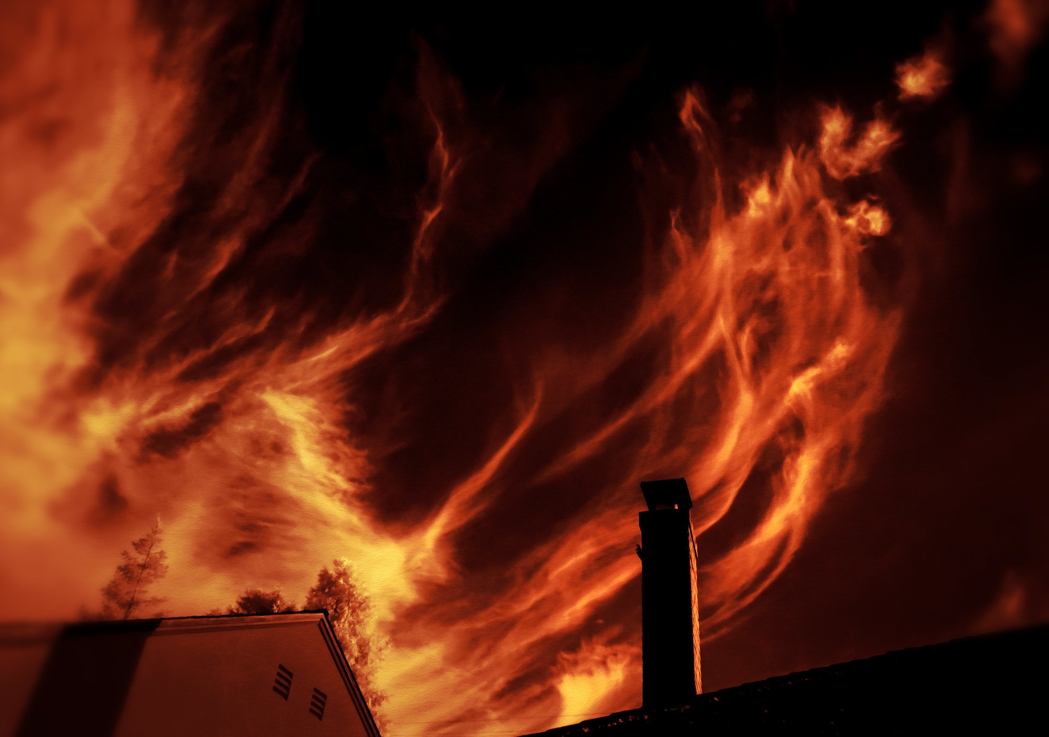 Incendio sobre el techo de una vivienda. | Imagen: Flickr Incendio sobre el techo de una vivienda. | Imagen: Flickr