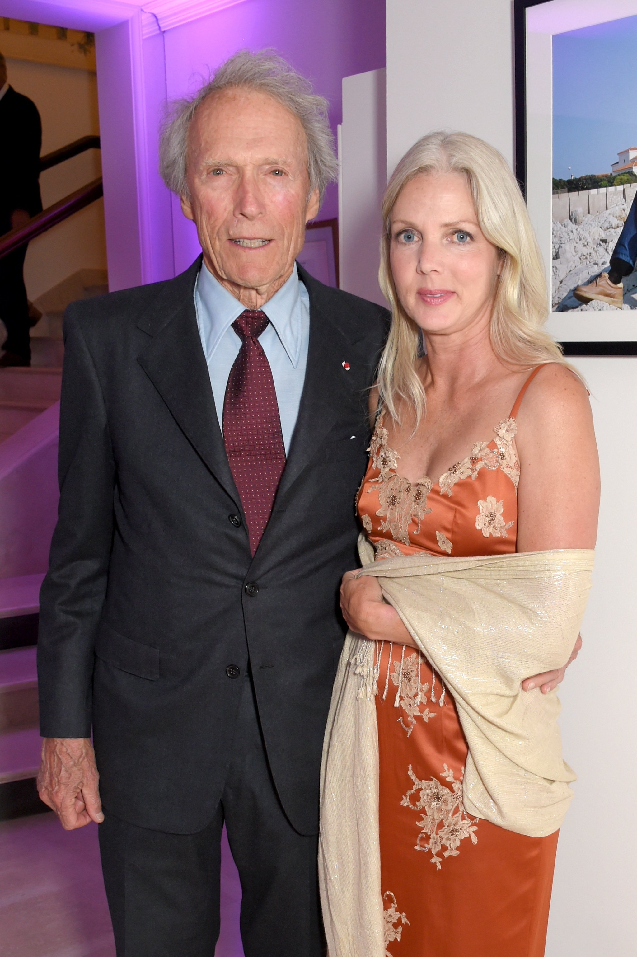 Die Schauspieler Clint Eastwood und Christina Sandera nehmen am 20. Mai 2017 im Hotel du Cap-Eden-Roc in Cap d'Antibes, Frankreich, an der Party von Vanity Fair und Chopard anlässlich der Filmfestspiele von Cannes teil ┃Quelle: Getty Images