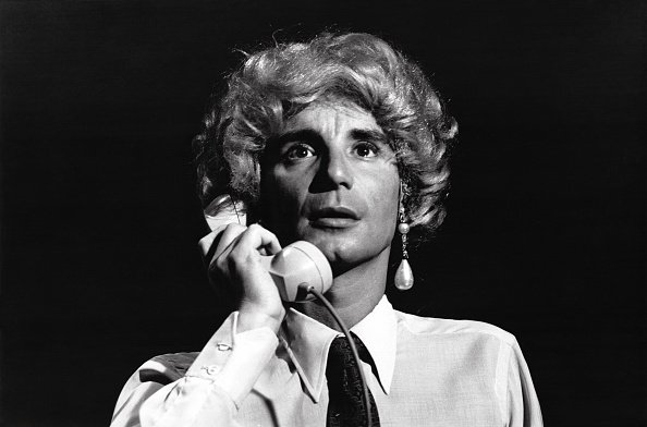 L'humoriste Claude Vega lors d'un spectacle le 27 novembre 1969, France. | Photo : Getty Images L'humoriste Claude Vega lors d'un spectacle le 27 novembre 1969, France. | Photo : Getty Images