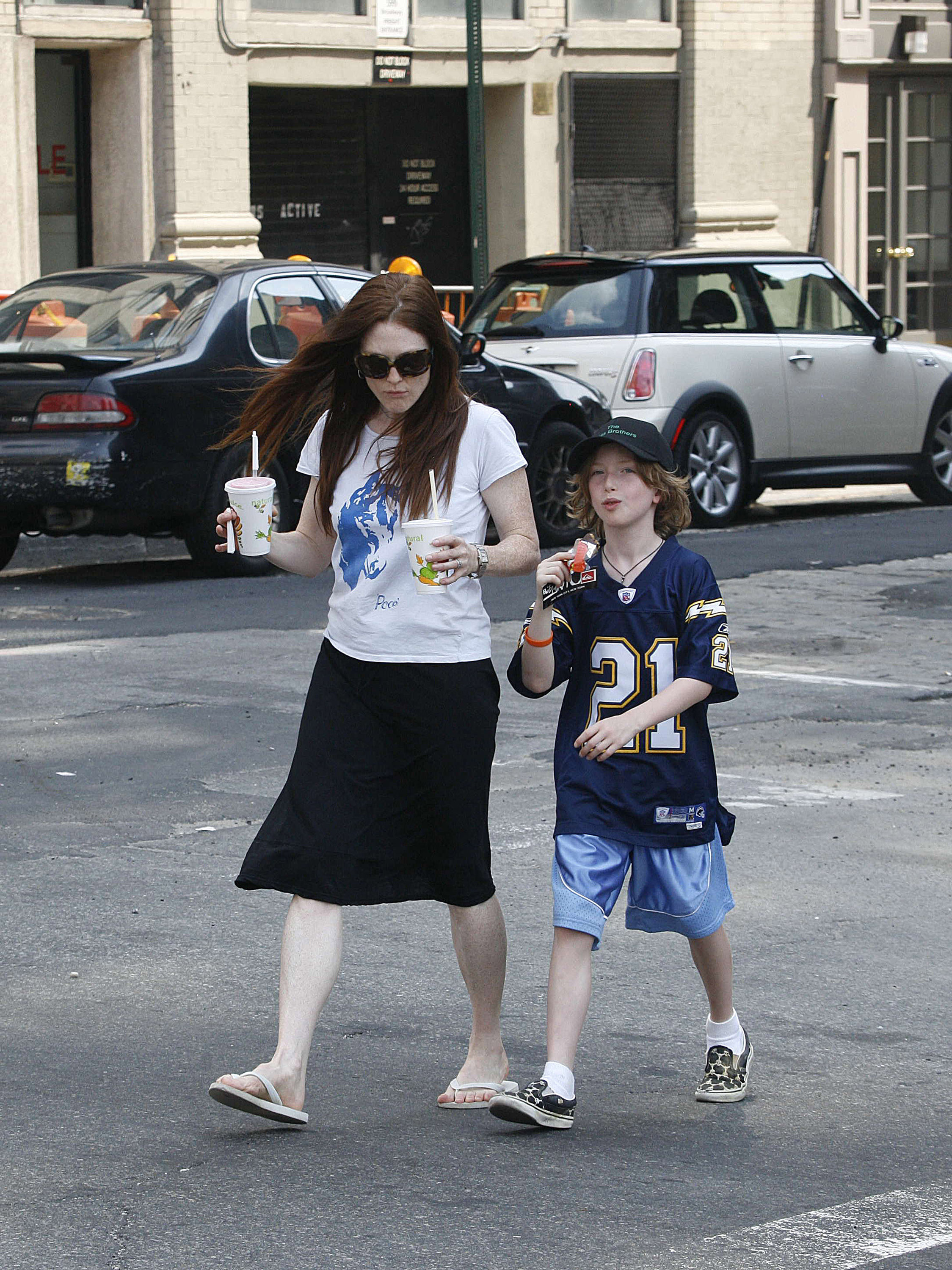 Julianne Moore and Caleb Freundlich seen on July 2, 2006 | Source: Getty Images