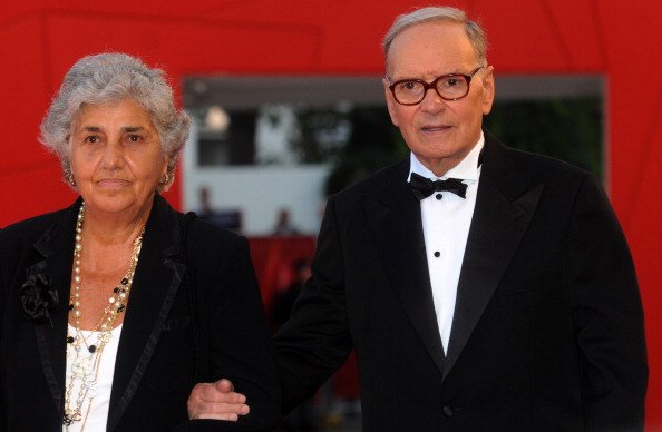 El compositor italiano Ennio Morricone y su esposa en la ceremonia de apertura del 66º Festival de Cine de Venecia en Italia, el 2 de septiembre de 2009. | Foto: Getty Images