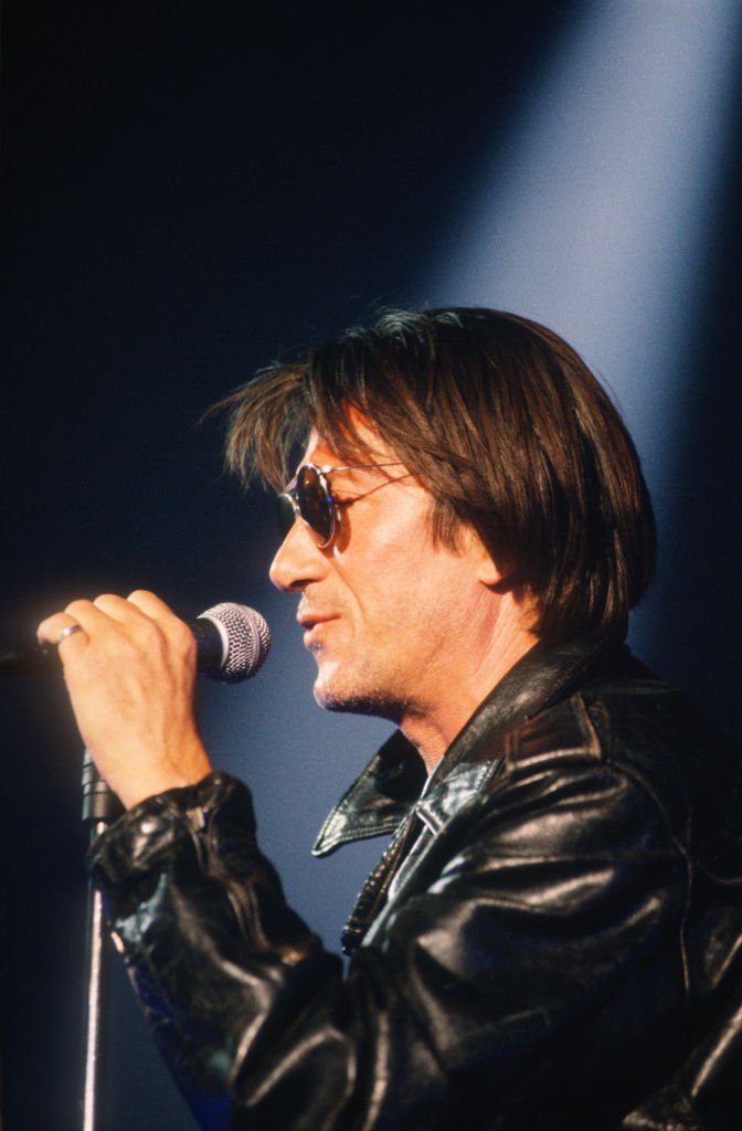 Le chanteur Jacques Dutronc sur scène en 1993. l Source : Getty Images Le chanteur Jacques Dutronc sur scène en 1993. l Source : Getty Images