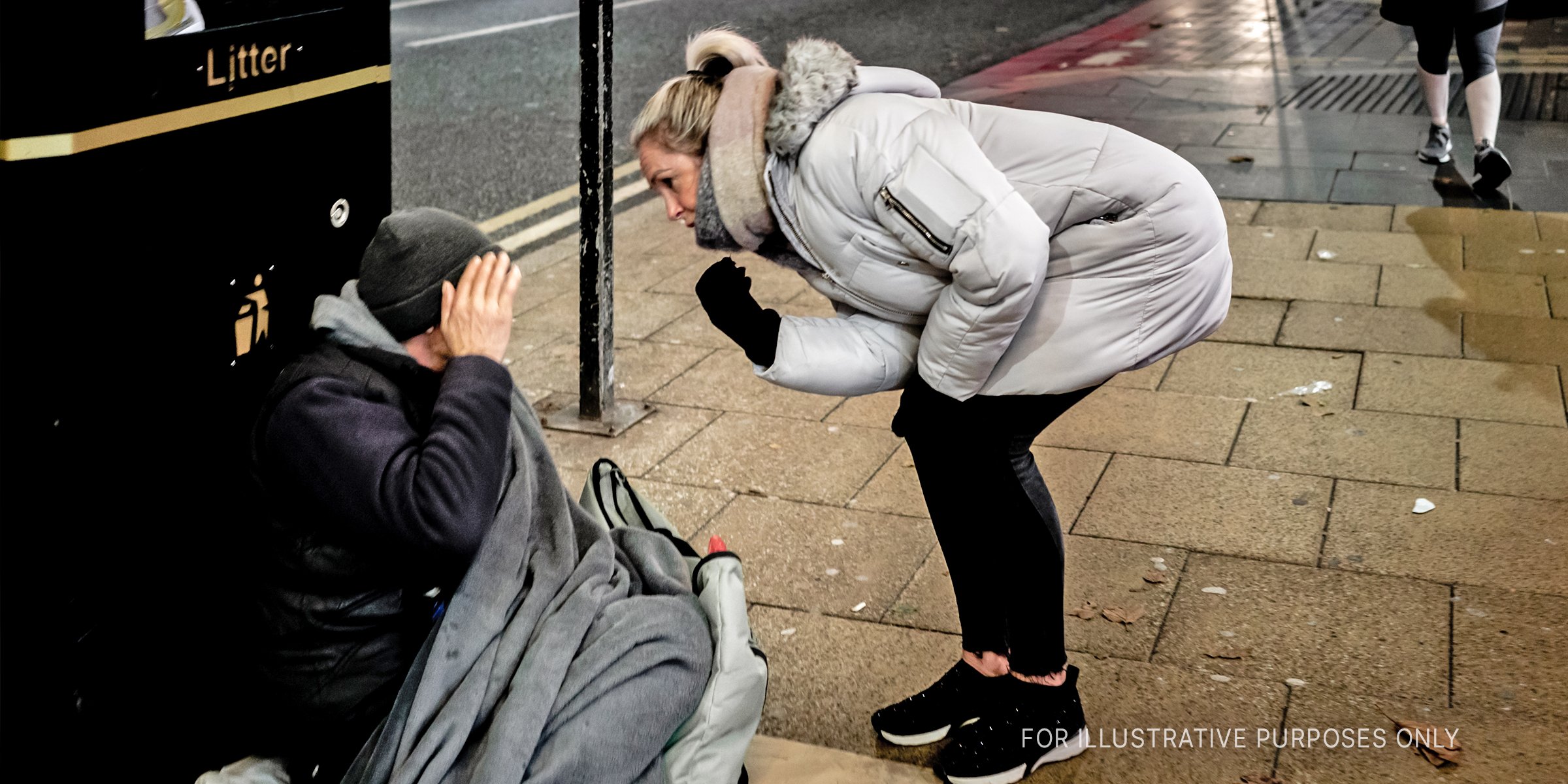 Middle-aged woman staring at a beggar on the street. | Source: Flickr/Ian Livesey (Public Domain)
