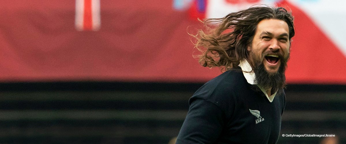 Jason Momoa stahl die Show bei einem Rugby-Spiel in seiner lustig gestreiften Hose (Video)