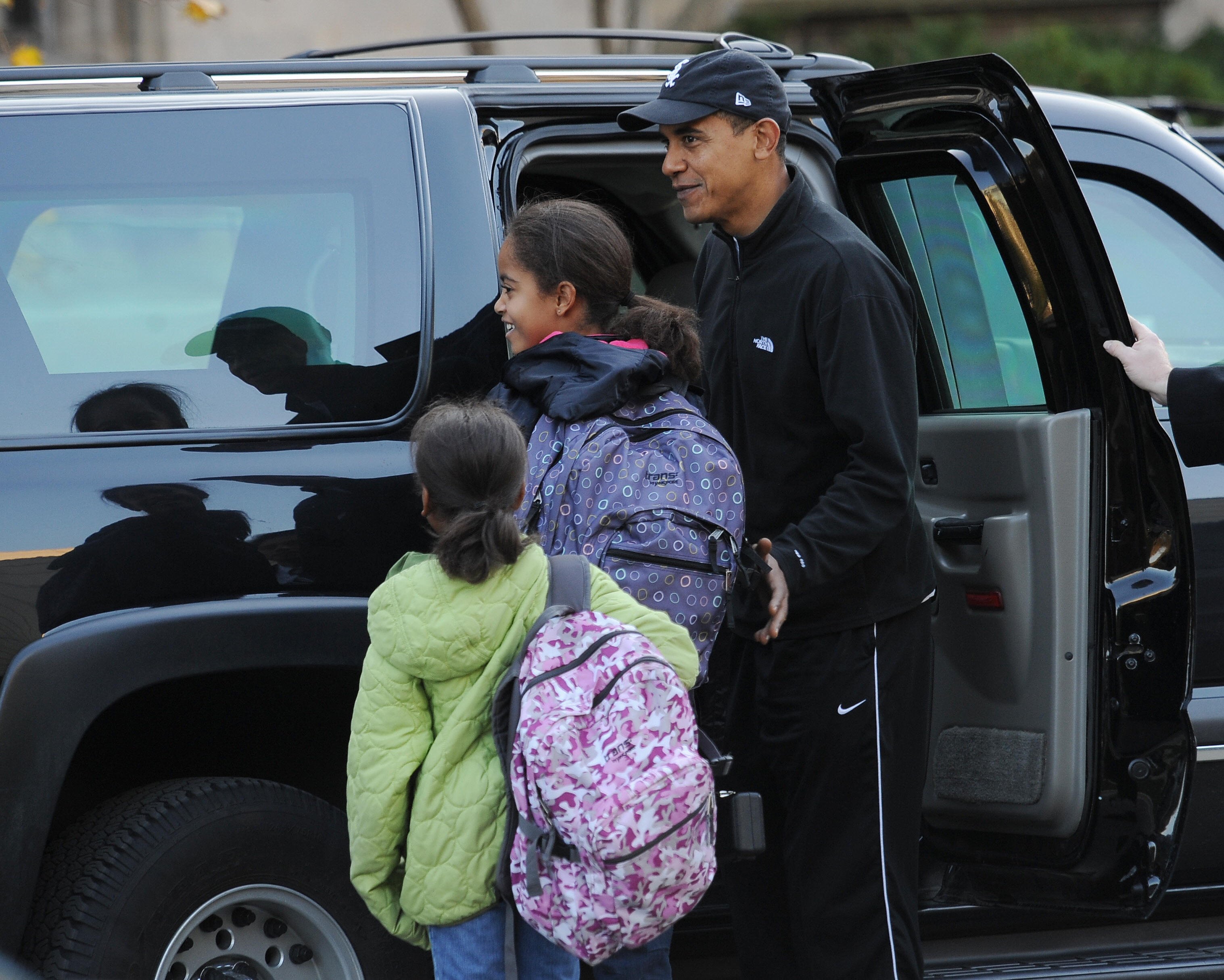 Barack Obama dropping Sasha and Malia Obama off at the University of Chicago Lab School in Chicago, Illinois on November 10, 2008. | Source: Getty Images