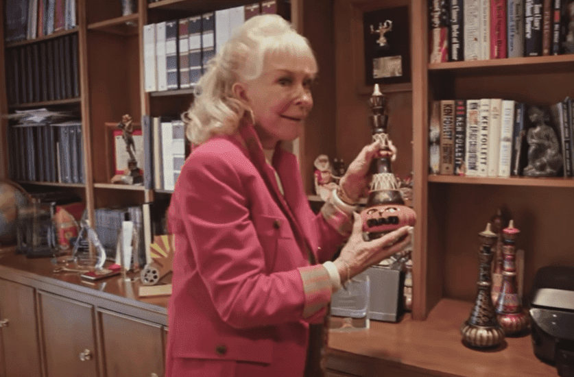 Ein Bild der legendären Entertainerin Barbara Eden, die ihre Sammlung von Flaschengeistern vorführt | Quelle: Youtube/PEOPLE