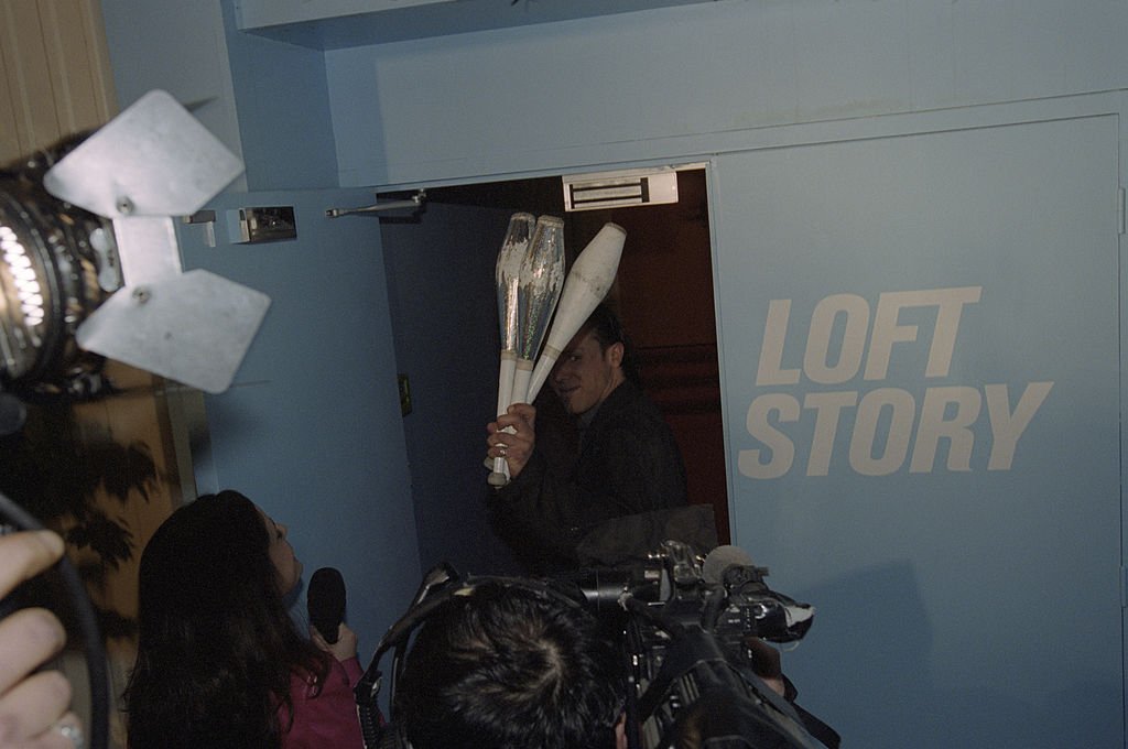 Fabrice Beguin entrant dans "Loft Story" le 3 mai 2001. l Source : Getty Images