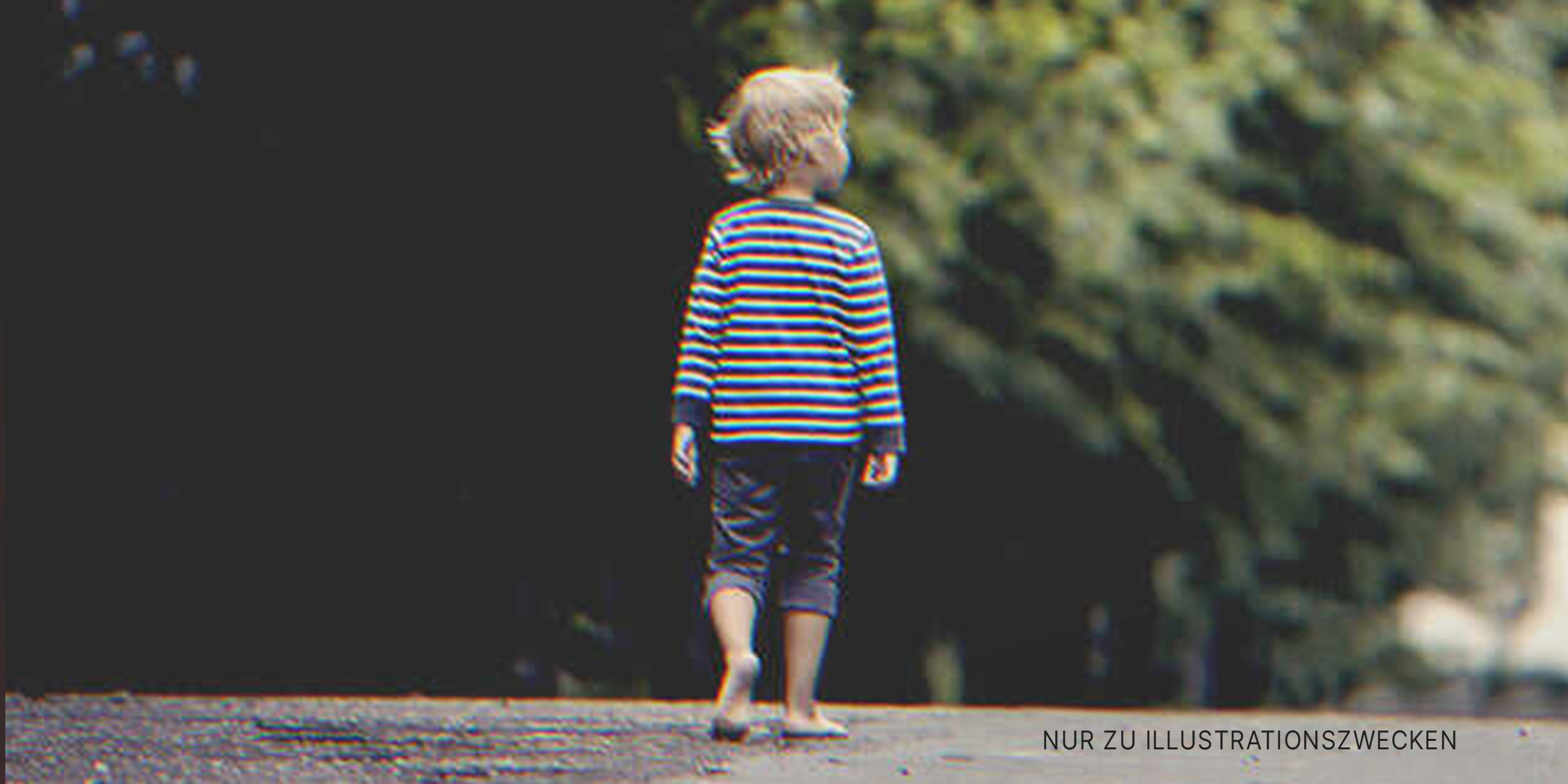 Ein Kleinkind auf der Straße | Quelle: Shutterstock