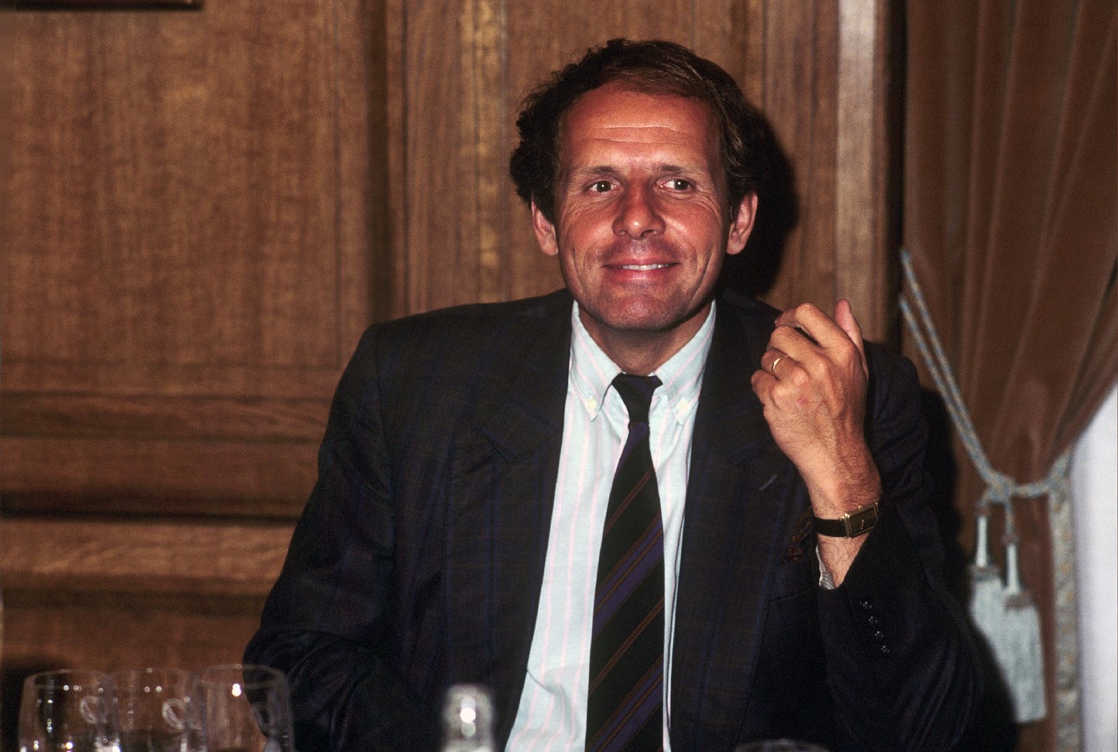 Le journaliste Patrick Poivre d'Arvor lors d'un dîner en 1989, France. | Photo : Getty Images