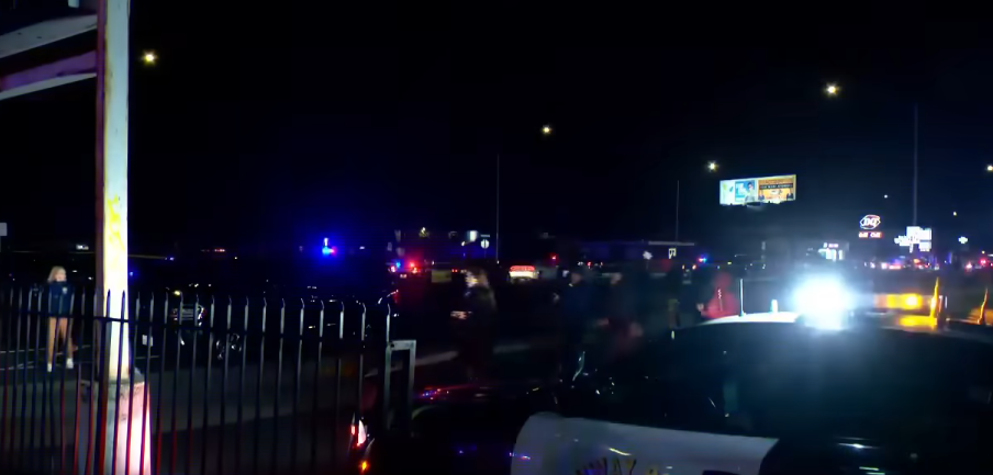 Cars and authority seen at the scene of the shooting, dated November 30, 2025 | Source: Youtube/KCRA 3