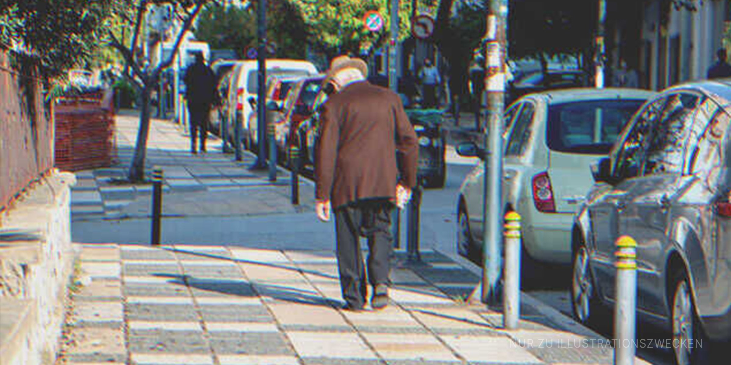 Ein alter Mann auf der Straße | Quelle: Shutterstock