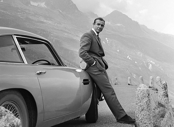Sean Connery, "Goldfinger", neben seinem Aston Martin DB5, 1964 | Quelle: Getty Images Sean Connery, "Goldfinger", neben seinem Aston Martin DB5, 1964 | Quelle: Getty Images