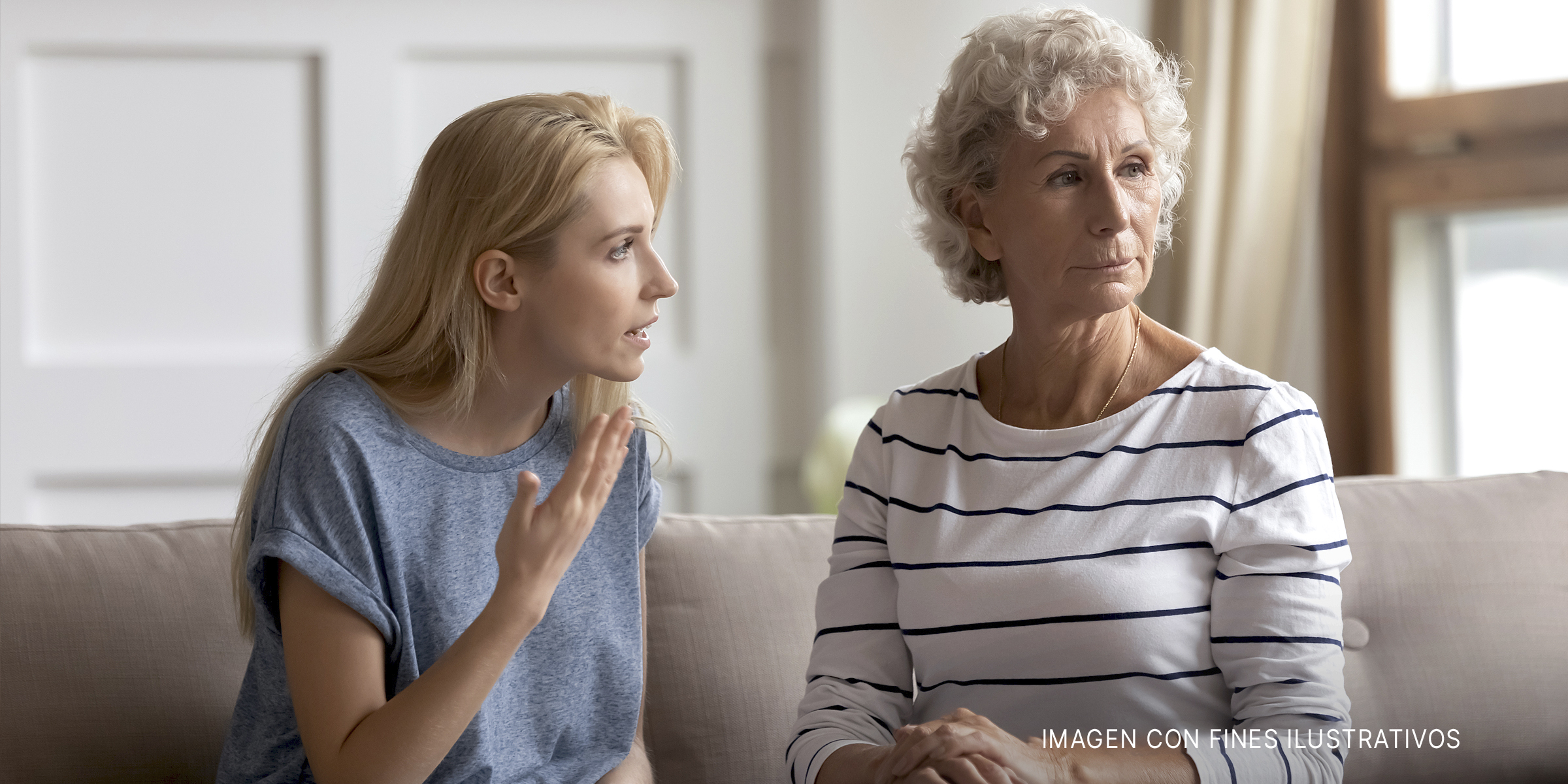 Una mujer joven hablando con severidad a una mujer mayor. | Foto: Shutterstock