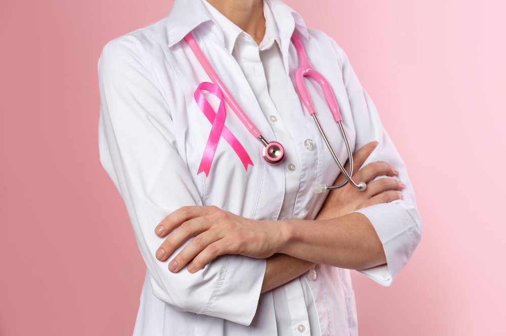 Doctora con la cinta y el estetoscopio rosados. Fuente: Shutterstock Doctora con la cinta y el estetoscopio rosados. Fuente: Shutterstock