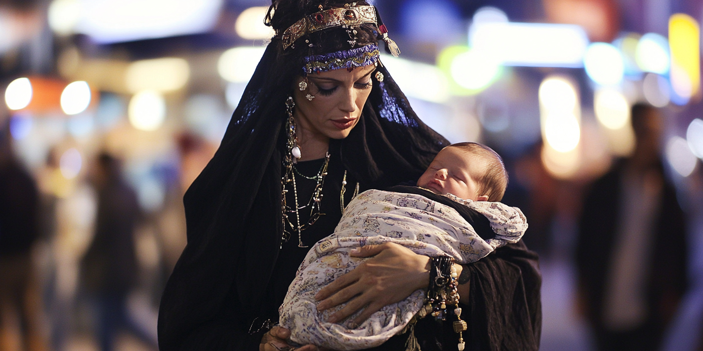 A fortune teller with her newborn baby | Source: Amomama