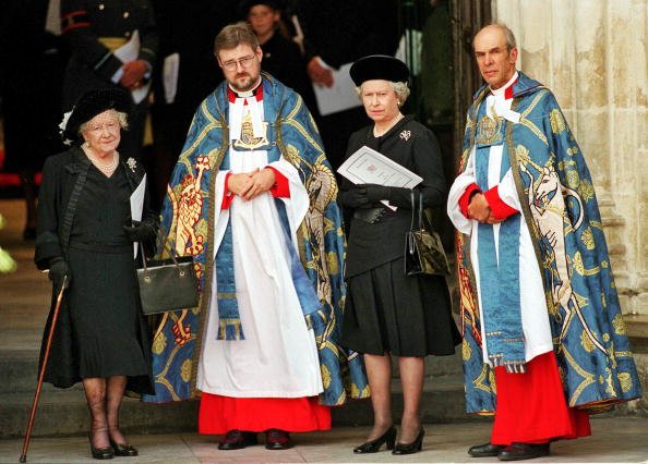 La reine Elizabeth II et la reine mère devant l'abbaye de Westminster, à Londres, pour les funérailles de Diana, princesse de Galles, le 6 septembre 1997. | Photo : Getty Images La reine Elizabeth II et la reine mère devant l'abbaye de Westminster, à Londres, pour les funérailles de Diana, princesse de Galles, le 6 septembre 1997. | Photo : Getty Images