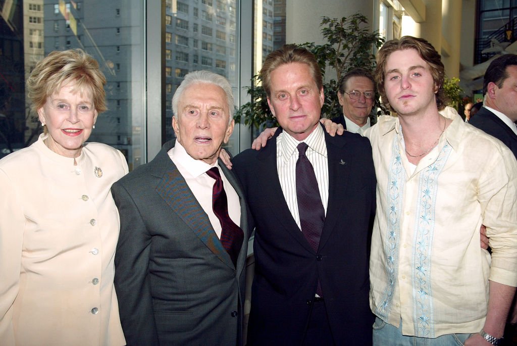 Diana Douglas, Kirk Douglas, Michael Douglas y Cameron Douglas en el Teatro Loews Lincoln Square el 13 de abril de 2003 en Nueva York | Imagen: Getty Images Diana Douglas, Kirk Douglas, Michael Douglas y Cameron Douglas en el Teatro Loews Lincoln Square el 13 de abril de 2003 en Nueva York | Imagen: Getty Images
