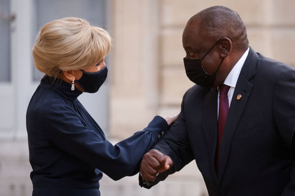 L'épouse du président français, Brigitte Macron (à gauche) accueille le président sud-africain Cyril Ramaphosa à son arrivée pour un dîner au palais présidentiel de l'Élysée à Paris, le 17 mai 2021. | Photo : Getty Images