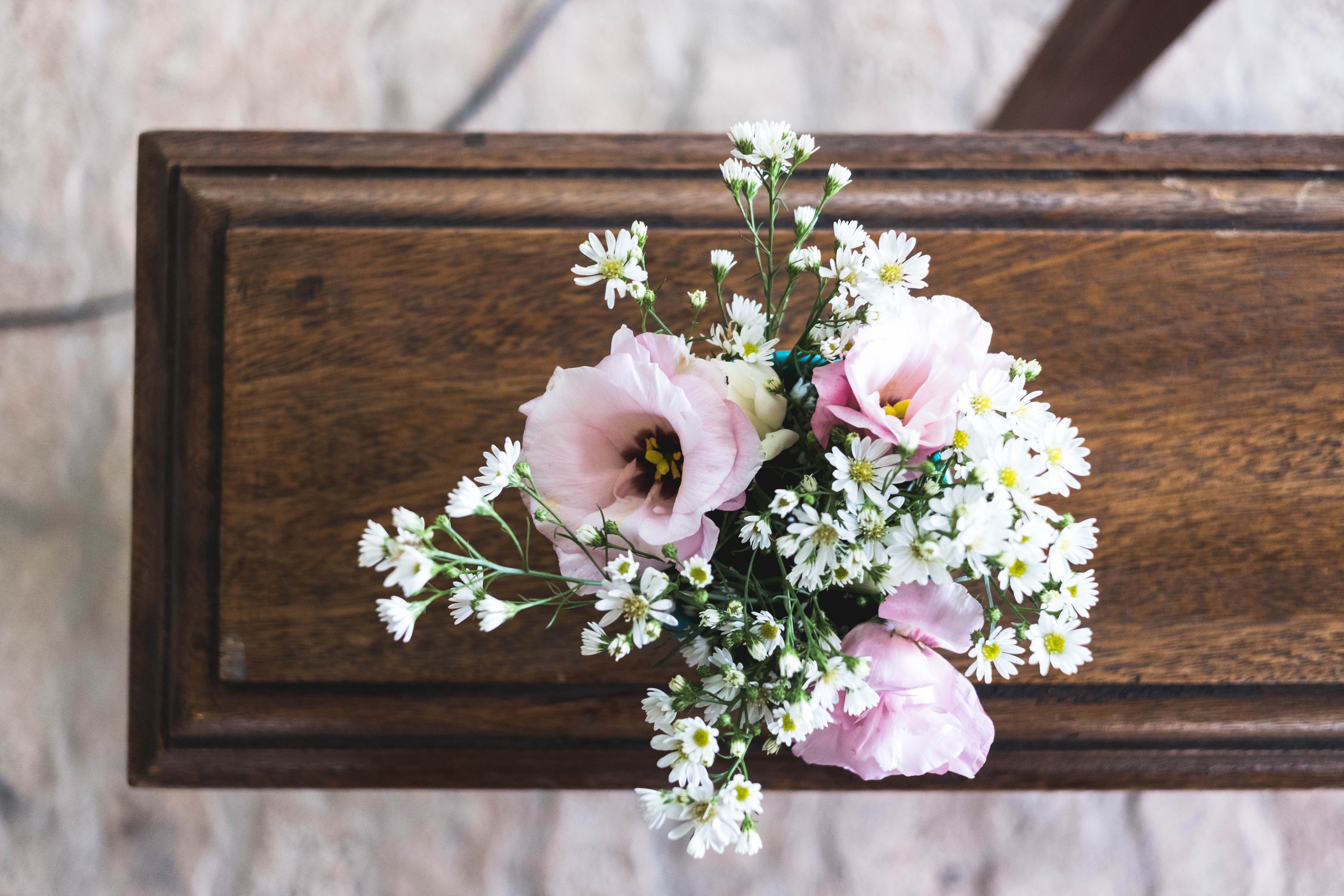 Un ramo de flores sobre un ataúd. | Foto: Unsplash