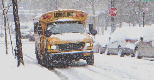 Un autobús escolar estacionado frente a una parada. | Foto: Shutterstock