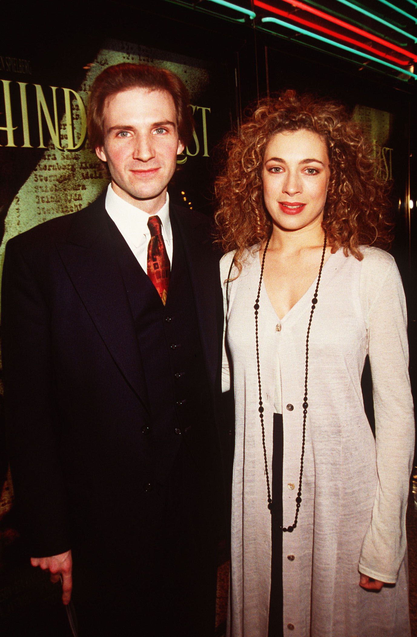 Ralph Fieness and Alex Kingston, at the "Schindlers List" premiere in 1993 in London | Source: Getty Images
