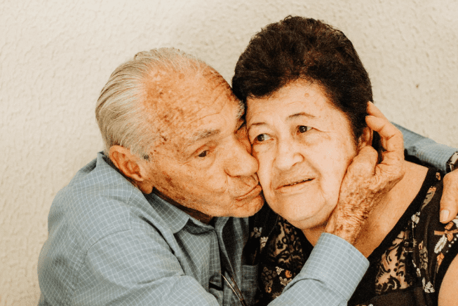 Un couple qui fait un câlin. | Photo : Pexels