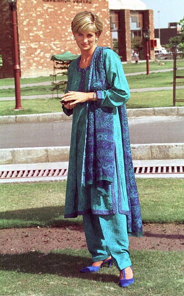 Diana, princesse du pays de Galles à Lahore, au Pakistan, lors de sa visite pour aider l'hôpital Shaukat Memorial | Photo: Getty Images