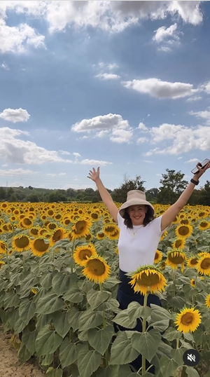 Jennifer Garner in a farm full of sunflowers | Source: Instagram.com/jennifer.garner/