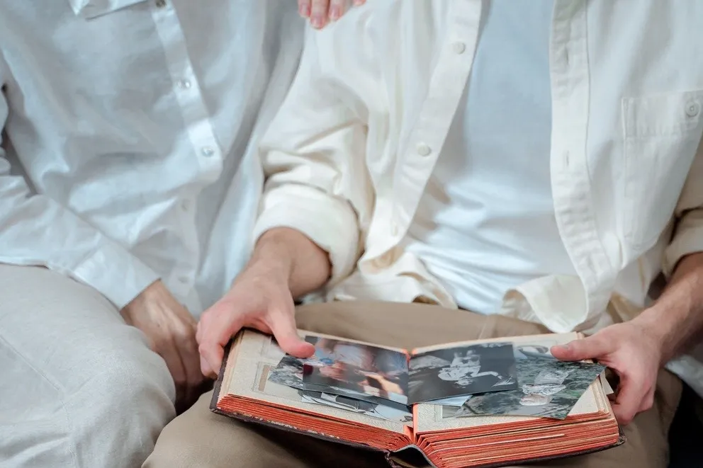 Ils ont feuilleté des albums de photos, mais George a vu quelque chose d'étrange | Source : Pexels