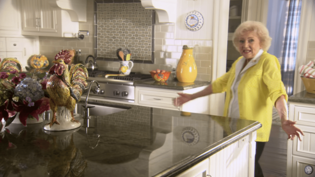 La première dame de la télévision, Betty White, fait visiter son manoir et montre ses souvenirs et son héritage | Photo : youtube/kinetictv