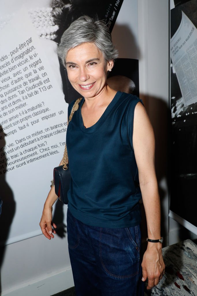 Elisabeth Quin assiste à la Tan Giudicelli - Aperçu de l'exposition de dessins et accessoires à la Galerie Pierre Passebon le 28 juin 2018 à Paris, France. | Photo : Getty Images
