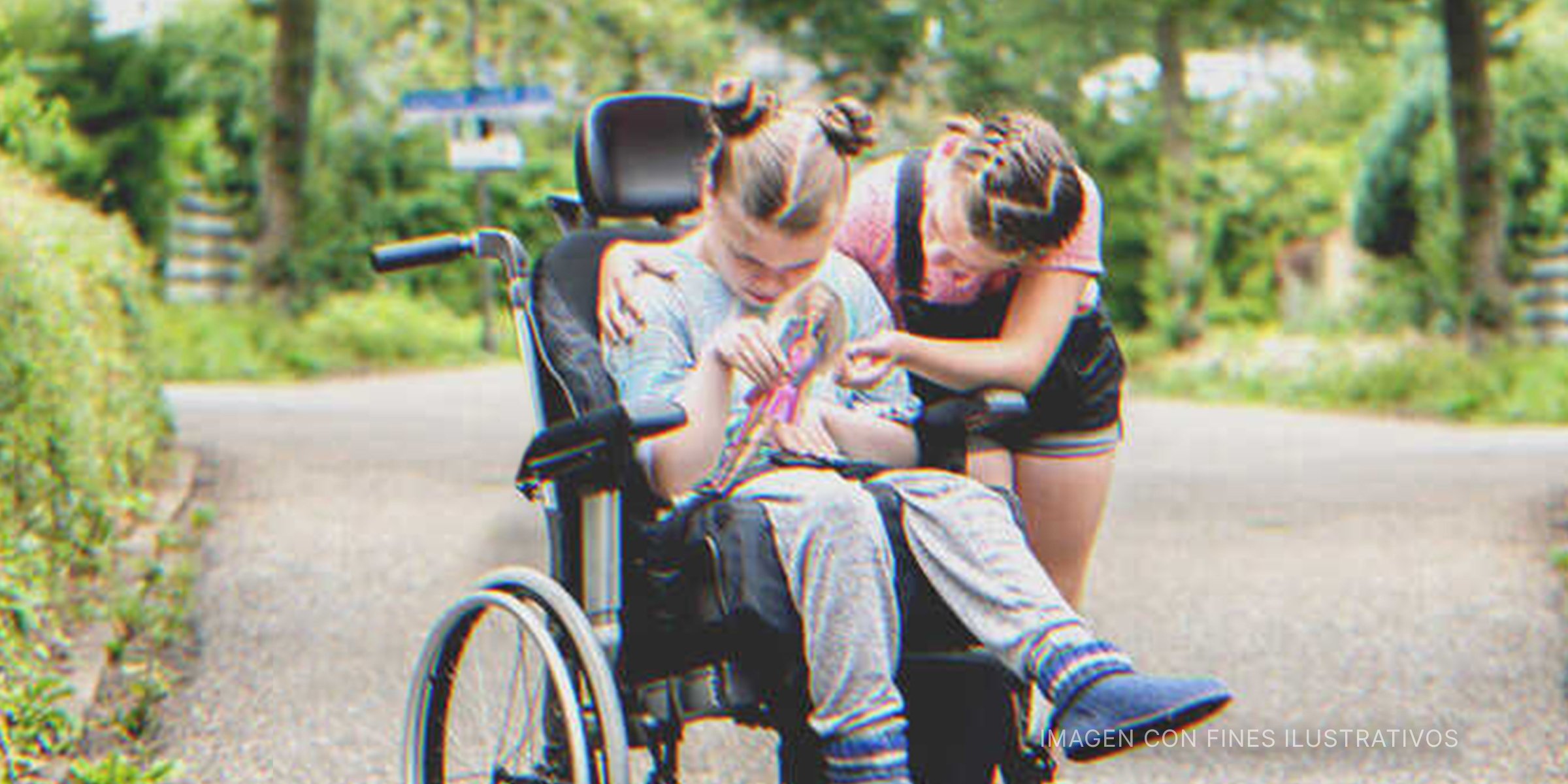 Una niña consolando a otra en silla de ruedas. | Foto: Getty Images