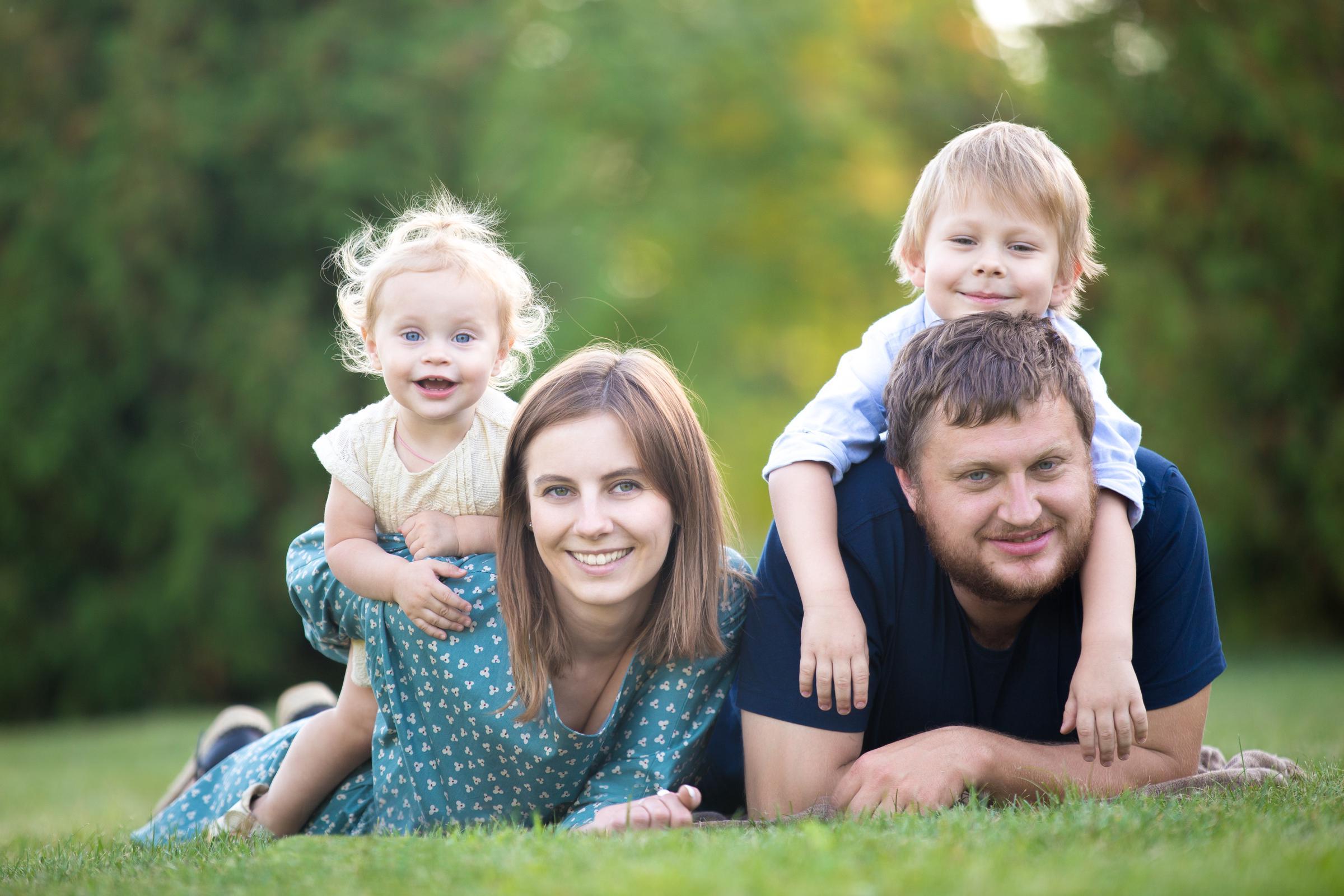 Parents with their two kids outdoors | Source: FreePik