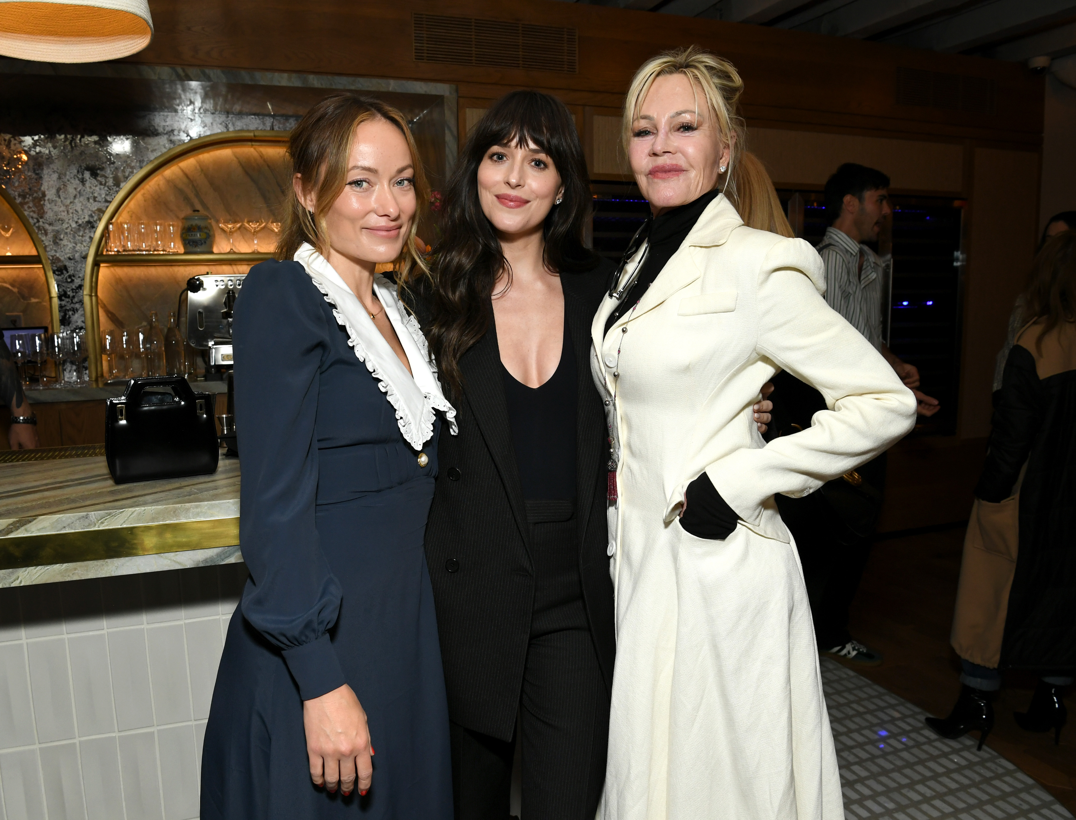 Olivia Wilde, Dakota Johnson y Melanie Griffith el 18 de abril de 2023 en Hollywood, California | Foto: Getty Images