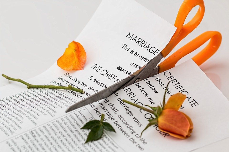 Ciseaux coupant un certificat de mariage. | Photo : Pixabay Ciseaux coupant un certificat de mariage. | Photo : Pixabay