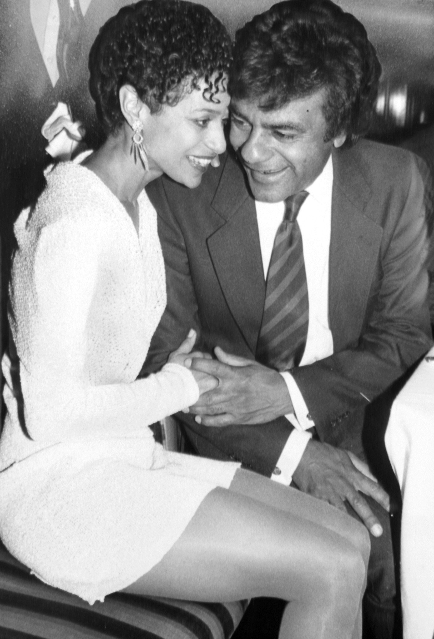 Johnny Mathis with an unknown woman in 1983. | Source: Getty Images