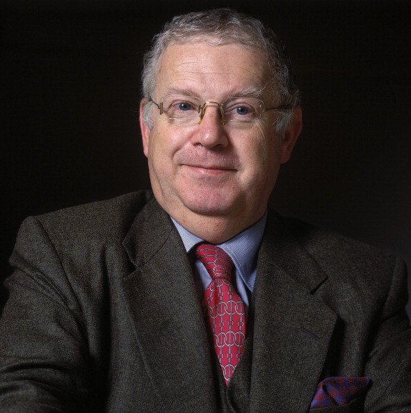 Michel Charasse au studio en France le 26 octobre 1996. | Photo : Getty Images