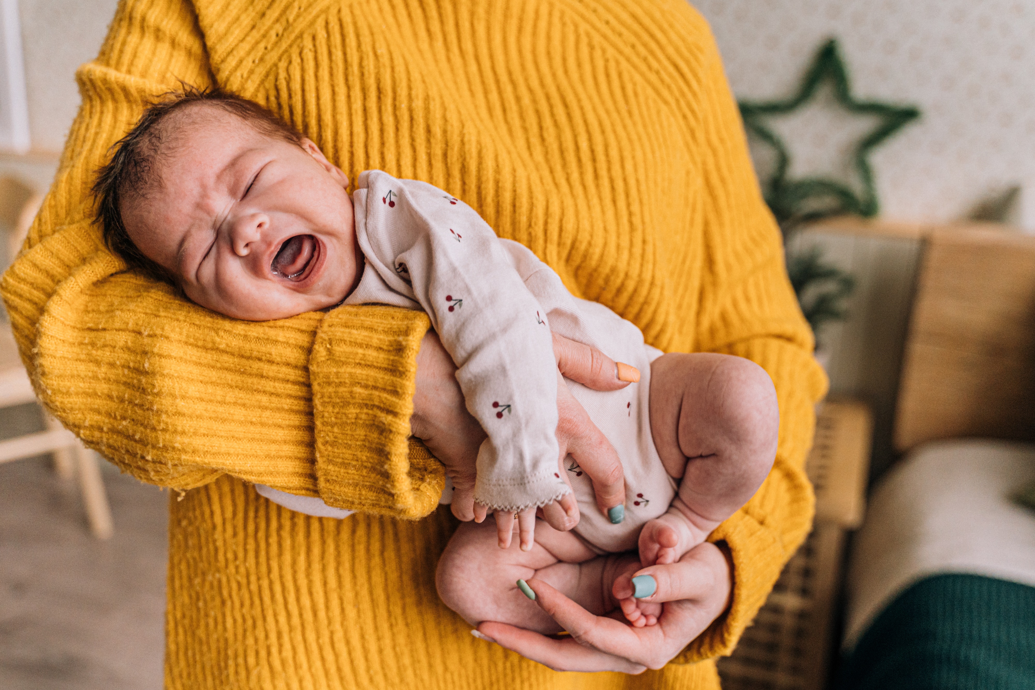 A woman cradling a crying baby | Source: Pexels
