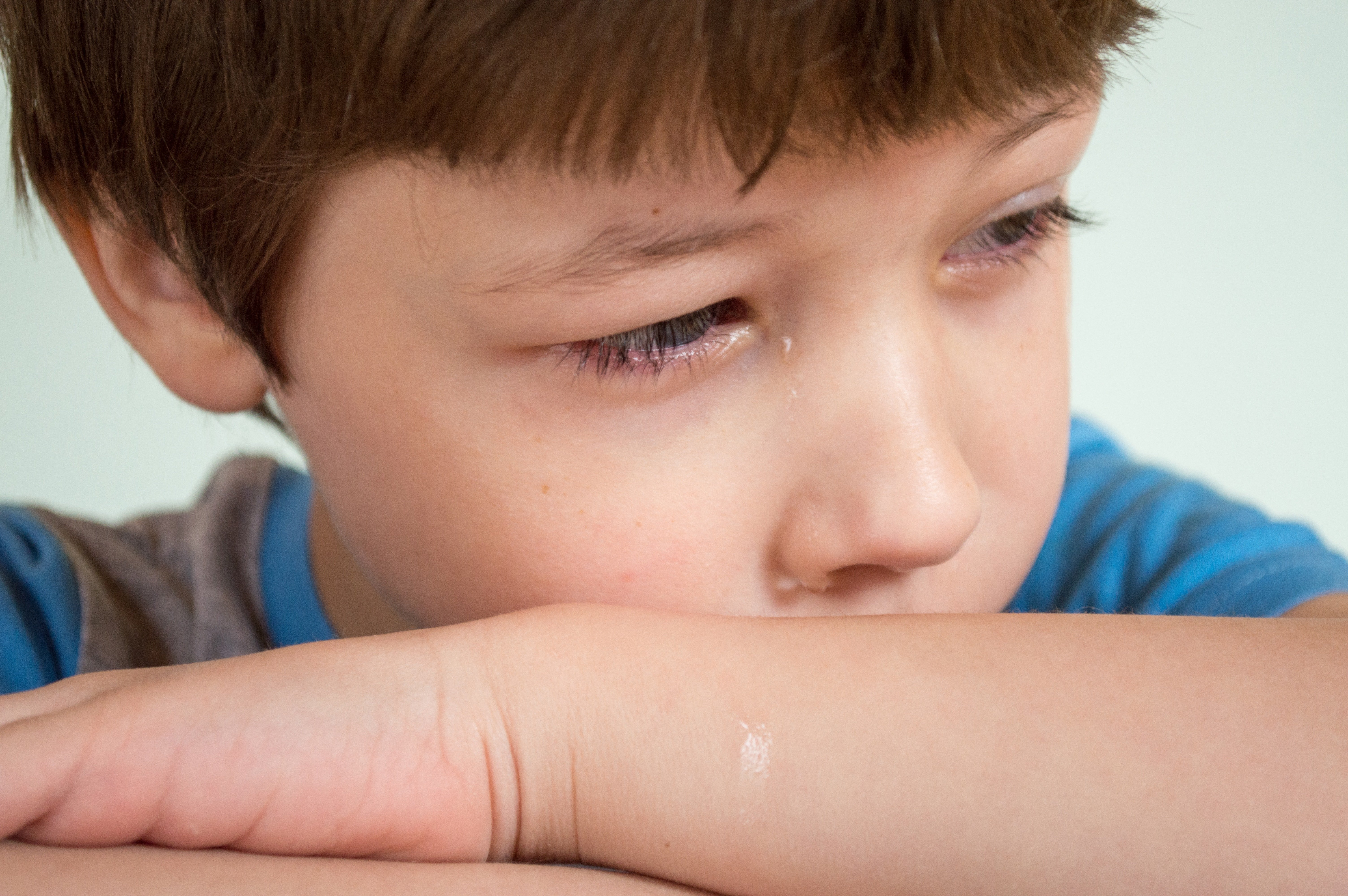 Niño con lágrimas en sus mejillas. | Foto: Pexels