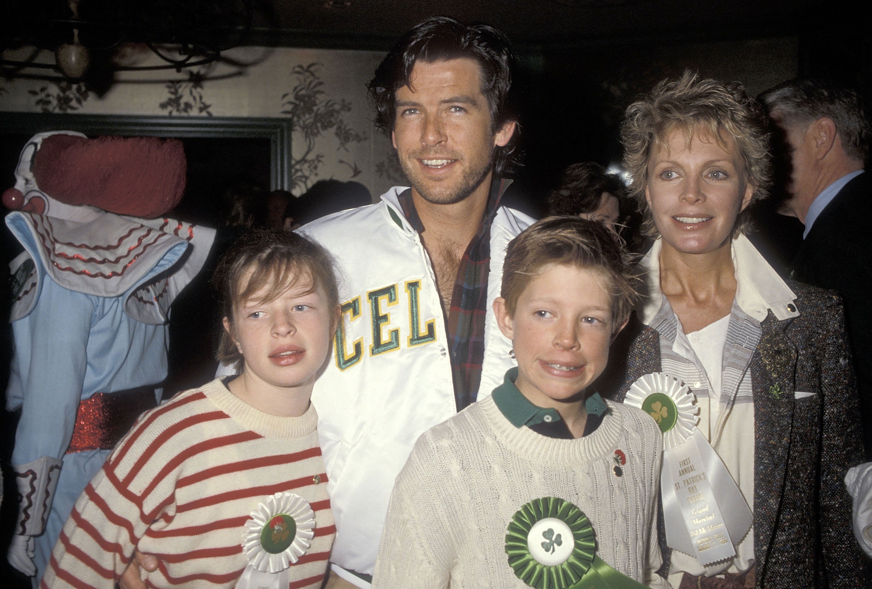 Pierce Brosnan con Cassandra Harris y sus hijos Christopher y Charlotte en Beverly Hills. | Foto: Getty Images