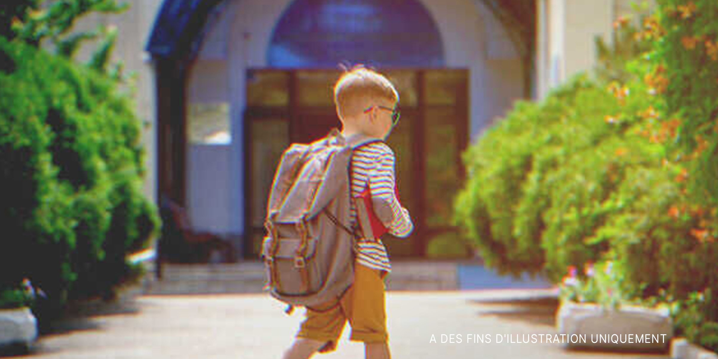 Un jeune garçon avec un sac à dos | Photo : Shutterstock 