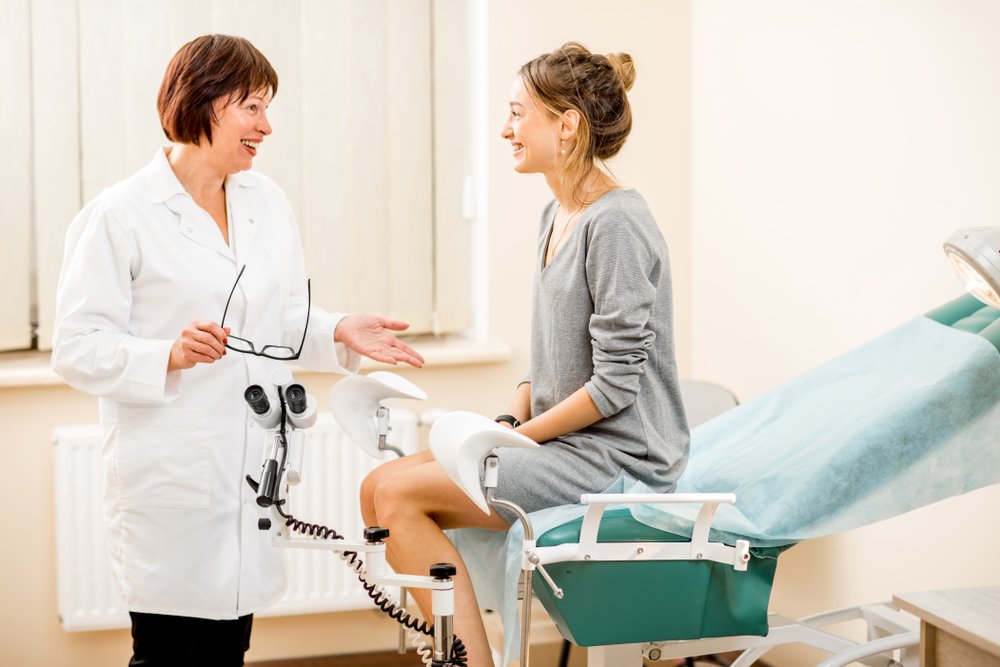 Mujer joven con su ginecóloga durante la consulta en el consultorio ginecológico. Fuente: Shutterstock Mujer joven con su ginecóloga durante la consulta en el consultorio ginecológico. Fuente: Shutterstock