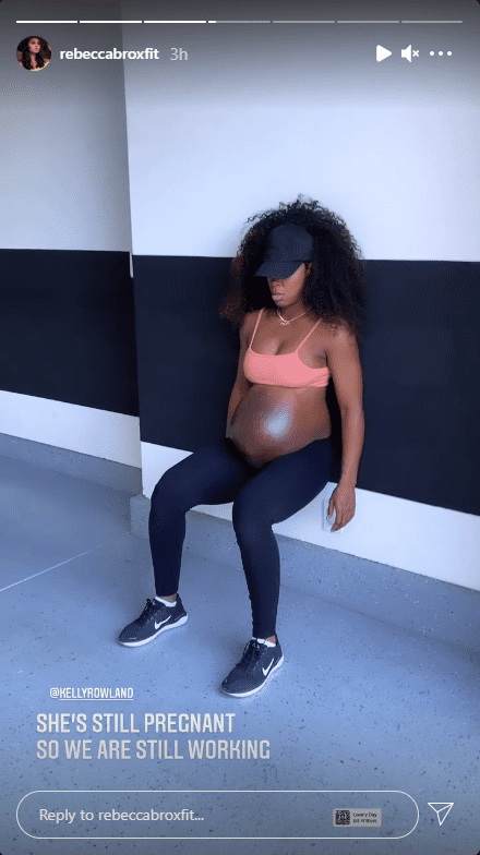 A snap of Kelly Rowland doing wall-sits at the gym. | Photo: instagram.com/rebeccabroxfit