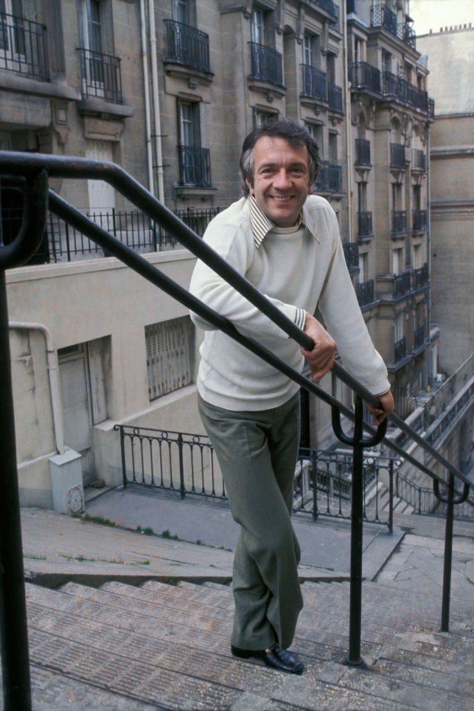 Jean-Pierre Cassel sur des escaliers. | Photo : Getty Images